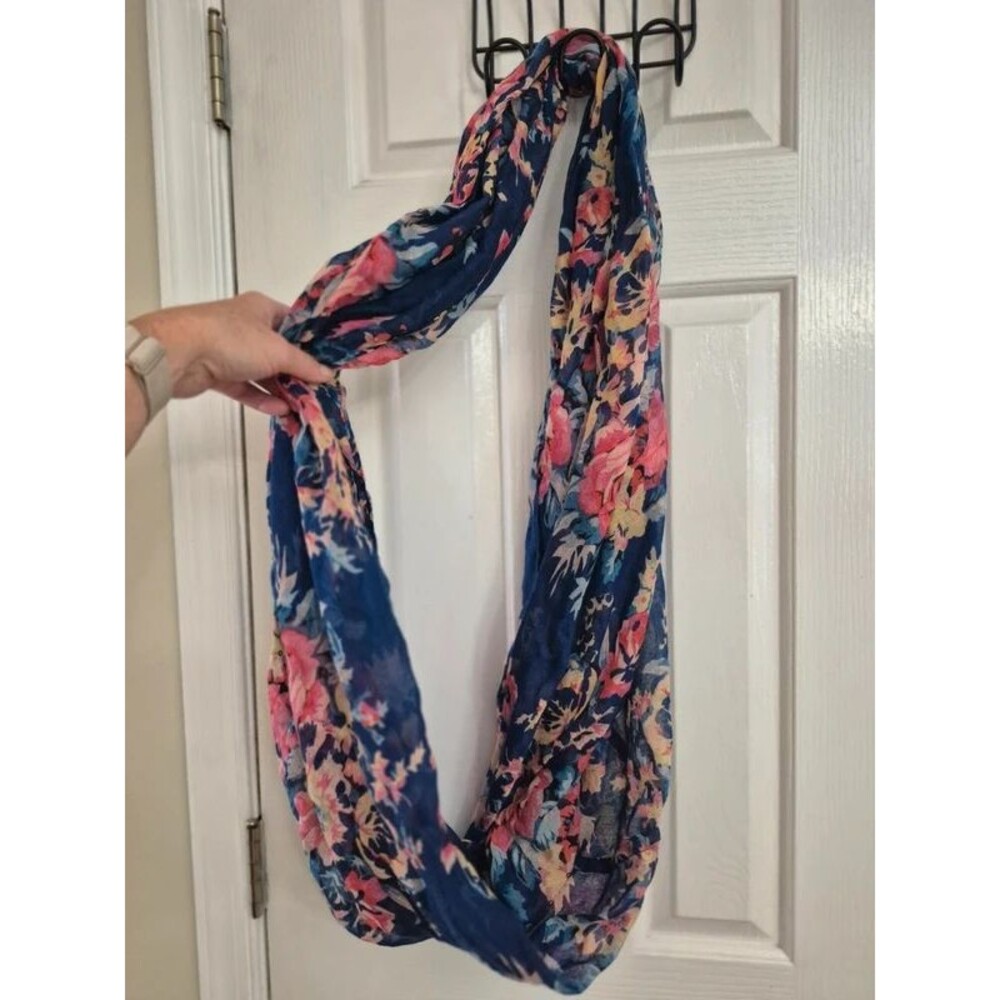 Flower scarf - Picture 2 of 2